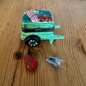 Vintage-Style Mini Vendor Cart Trinket Box 🛒✨
